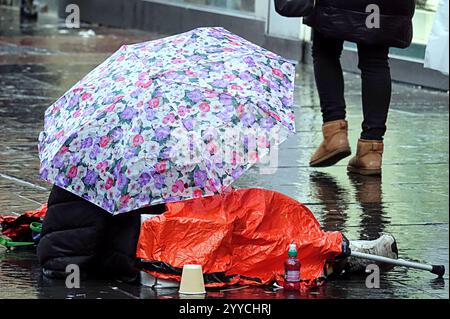 Glasgow, Schottland, Großbritannien. Dezember 2024. Wetter in Großbritannien: Windiges, regnerisches weihnachtsgeschäft auf der buchanan Street, der stilvollen Meile und Einkaufshauptstadt schottlands. Credit Gerard Ferry/Alamy Live News Stockfoto