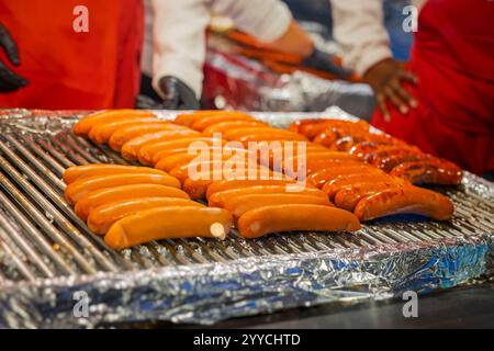 Gegrillte Würstchen auf einem Lebensmittelmarkt. Konzept von Street Food und Outdoor Cooking Stockfoto