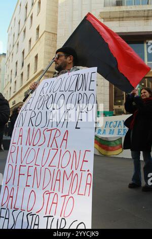 21. Dezember 2024, Neapel, Kampanien/Neapel, Italien: Internationaler Tag der Mobilisierung mit Sit-in in Neapel gegen den Krieg in Nordsyrien. (Kreditbild: © Salvatore Esposito/Pacific Press via ZUMA Press Wire) NUR REDAKTIONELLE VERWENDUNG! Nicht für kommerzielle ZWECKE! Stockfoto