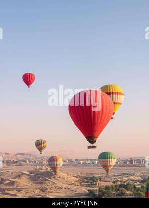 Heißluftballons fliegen über das Tal der Könige, Luxor, Ägypten vor der Kulisse des Himmels und der Hügel - Portrait Shot 6 Stockfoto