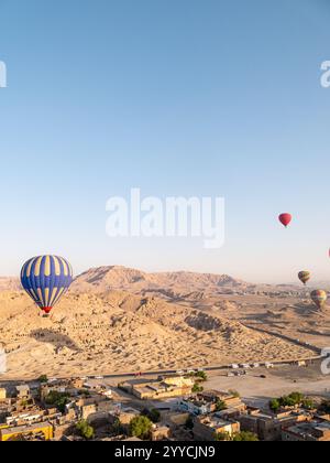 Heißluftballons fliegen über das Tal der Könige, Luxor, Ägypten vor der Kulisse des Himmels und der Hügel - Portrait Shot 5 Stockfoto