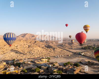 Heißluftballons fliegen über das Tal der Könige, Luxor, Ägypten vor der Kulisse des Himmels und der Hügel - Landschaftsaufnahme 4 Stockfoto
