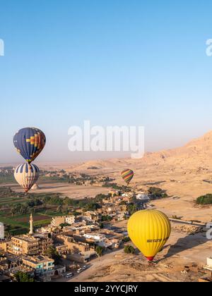 Heißluftballons fliegen über das Tal der Könige, Luxor, Ägypten vor der Kulisse des Himmels und der Hügel - Portrait Shot 4 Stockfoto