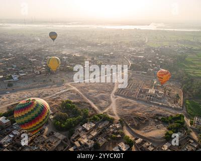 Heißluftballons fliegen über das Tal der Könige in Luxor, Ägypten mit dem Niltal als Kulisse Stockfoto