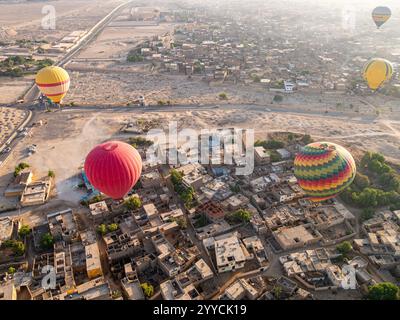 Heißluftballons fliegen über das Tal der Könige, Luxor, Ägypten vor der Kulisse des Himmels und der Hügel - High angle Shot 2 Stockfoto