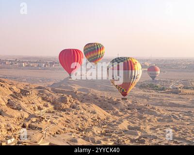 Heißluftballons fliegen über das Tal der Könige, Luxor, Ägypten vor der Kulisse des Himmels und der Hügel - Landschaftsaufnahme 3 Stockfoto