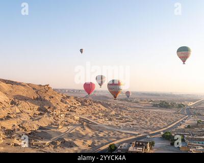 Heißluftballons fliegen über das Tal der Könige, Luxor, Ägypten vor der Kulisse des Himmels und der Hügel - Landschaftsaufnahme 2 Stockfoto