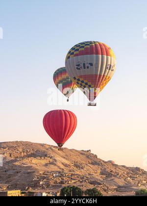 Heißluftballons fliegen über das Tal der Könige, Luxor, Ägypten vor der Kulisse des Himmels und der Hügel - Portrait Shot 3 Stockfoto