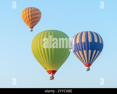 Heißluftballons fliegen über das Tal der Könige, Luxor, Ägypten vor der morgendlichen Kulisse des blauen Himmels 3 Stockfoto