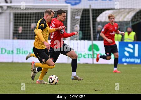 Unterhaching, Deutschland. Dezember 2024. im Duell Lukas BOEDER (Dynamo Dresden 29) und Sebastian MAIER (SpVgg Unterhaching 10)/Zweikampf/3. Liga: SpVgg Unterhaching - Dynamo Dresden, Uhlsportpark am 21.12.2024 Credit: dpa/Alamy Live News Credit: dpa Picture Alliance/Alamy Live News Stockfoto