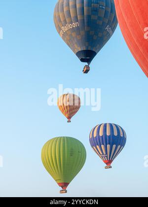 Heißluftballons fliegen über das Tal der Könige, Luxor, Ägypten vor der morgendlichen Kulisse des blauen Himmels 2 Stockfoto