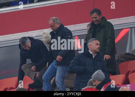 Herbert HAINER, FCB-Präsident und Ex-CEO Adidas Lars Klingbeil, Bundesvorsitzende der SPD, Mitglied des Verwaltungsbeirats des FC Bayern, Medieninvestor und Ex-TV-Show ' die Hoehle der Loewen' Mitglied im Spiel FC BAYERN MÜNCHEN - RB LEIPZIG 5-1 am 20. Dezember 2024 in München. Saison 2024/2025, 1.Bundesliga, FCB, München, Spieltag 15, 15.Spieltag Fotograf: ddp Images/STAR-Images - DFL-VORSCHRIFTEN VERBIETEN JEDE VERWENDUNG VON FOTOS als BILDSEQUENZEN und/oder QUASI-VIDEO - Credit: ddp Media GmbH/Alamy Live News Stockfoto