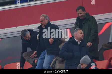 Herbert HAINER, FCB-Präsident und Ex-CEO Adidas Lars Klingbeil, Bundesvorsitzende der SPD, Mitglied des Verwaltungsbeirats des FC Bayern, Medieninvestor und Ex-TV-Show ' die Hoehle der Loewen' Mitglied im Spiel FC BAYERN MÜNCHEN - RB LEIPZIG 5-1 am 20. Dezember 2024 in München. Saison 2024/2025, 1.Bundesliga, FCB, München, Spieltag 15, 15.Spieltag Fotograf: ddp Images/STAR-Images - DFL-VORSCHRIFTEN VERBIETEN JEDE VERWENDUNG VON FOTOS als BILDSEQUENZEN und/oder QUASI-VIDEO - Credit: ddp Media GmbH/Alamy Live News Stockfoto