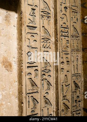 Hieroglyphenschrift-Schnitzereien im Ägyptischen Museum in Kairo, Ägypten Stockfoto