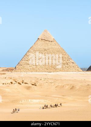 Pyramide von Khafre in Ägypten mit Kamelen im Vordergrund an einem sonnigen Nachmittag Stockfoto