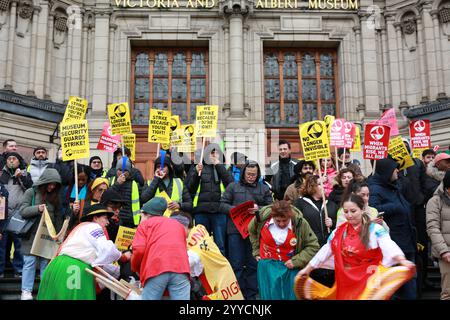 London, Großbritannien. 21. Dezember 2024. Hunderte von Mitgliedern der gewerkschaft United Voices of the World (UVW) nehmen am "X-Mass Strike" in London Teil. Der Streik vor dem V&A Museum, einschließlich Köche, Kellner, Stewards, Bäcker, Rezeptionisten, Fischhändler, Reinigungspersonal, Vertriebsassistenten, Sicherheitskräfte, und andere. An dem Streik sind über 350 UVW-Mitglieder beteiligt, die an fünf wichtigen Orten arbeiten: Harrods, Science Museum, Natural History Museum, V&A Museum und Department for Education. Die Arbeitnehmer haben einen koordinierten Weihnachtsstreik eingeleitet, um auf niedrige Löhne, schlechte Arbeitsbedingungen und aufmerksam zu machen Stockfoto