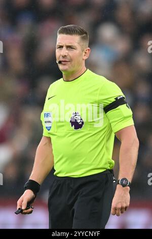 Schiedsrichter Robert Jones (Match-Schiedsrichter) sieht sich beim Spiel der Premier League zwischen West Ham United und Brighton und Hove Albion im London Stadium in Stratford am Samstag, den 21. Dezember 2024 an. (Foto: Kevin Hodgson | MI News) Credit: MI News & Sport /Alamy Live News Stockfoto