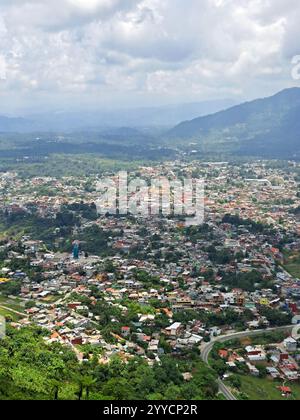 Panoramablick auf die magische Stadt Xicotepec in den nördlichen Bergen des Bundesstaates Puebla in Mexiko Stockfoto