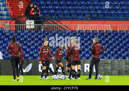 ROTTERDAM, 21-12-2024, Stadion de Kuip, Saison 2024/2025, niederländischer Azerion Eredivisie Vrouwen Football. Spiel zwischen Feyenoord - PSV (Damen). Feyenoord wird aufgewärmt. Beschreibung: Pro Shots/Alamy Live News Stockfoto