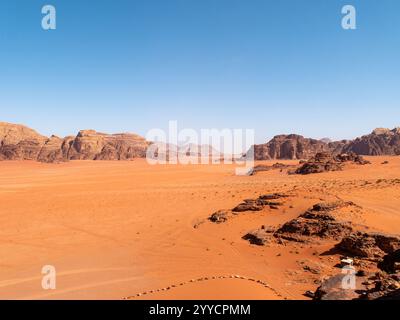Wüstenlandschaft in Wadi Rum, Jordanien an einem klaren Tag Stockfoto