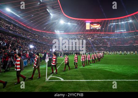 FC BAYERN MÜNCHEN - RB LEIPZIG 5-1 am 20. Dezember 2024 in München bricht die Weihnachtsfeier aufgrund eines Angriffs auf den Magdeburger Weihnachtsmarkt ab. Saison 2024/2025, 1.Bundesliga, FCB, München, Spieltag 15, 15.Spieltag Fotograf: ddp Images/STAR-Images - DFL-VORSCHRIFTEN VERBIETEN JEDE VERWENDUNG VON FOTOS als BILDSEQUENZEN und/oder QUASI-VIDEO - Credit: ddp Media GmbH/Alamy Live News Stockfoto