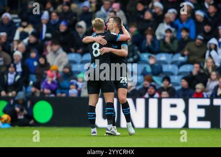 London, Großbritannien. November 2023. Milutin Osmajic von Preston North End feiert sein Tor mit Ali McCann, um es 0-1 beim Sky Bet Championship Match Queens Park Rangers vs Preston North End an der Matrade Loftus Road, London, Großbritannien, am 21. Dezember 2024 (Foto: Izzy Poles/News Images) in London, Großbritannien am 13. November 2023 zu erreichen. (Foto: Izzy Poles/News Images/SIPA USA) Credit: SIPA USA/Alamy Live News Stockfoto