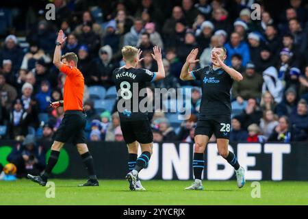 London, Großbritannien. November 2023. Milutin Osmajic von Preston North End feiert sein Tor mit Ali McCann, um es 0-1 beim Sky Bet Championship Match Queens Park Rangers vs Preston North End an der Matrade Loftus Road, London, Großbritannien, am 21. Dezember 2024 (Foto: Izzy Poles/News Images) in London, Großbritannien am 13. November 2023 zu erreichen. (Foto: Izzy Poles/News Images/SIPA USA) Credit: SIPA USA/Alamy Live News Stockfoto