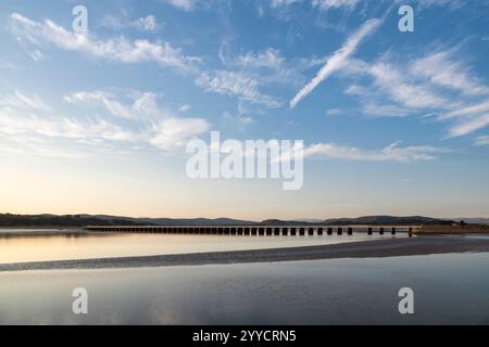 Wunderschöner Abend in Arnside an der Küste von Cumbria, Nordwesten Englands. Das berühmte Viadukt über der Mündung des Flusses Kent. Stockfoto