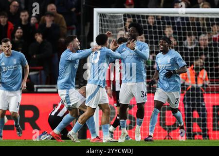 Ola Aina aus Nottingham Forest feiert sein Ziel, es 0-1 während des Premier League-Spiels Brentford gegen Nottingham Forest im Gtech Community Stadium, London, Großbritannien, 21. Dezember 2024 (Foto: Gareth Evans/News Images) Stockfoto