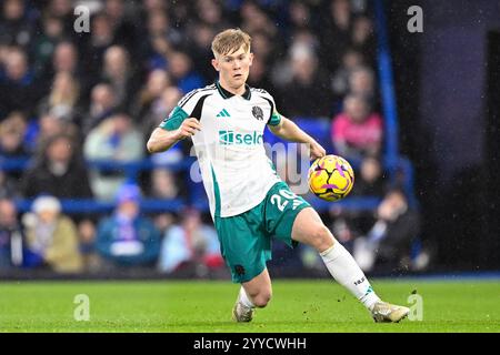 Ipswich, Großbritannien. Dezember 2024. IPSWICH, ENGLAND – 21. DEZEMBER: Lewis Hall of Newcastle United spielt mit dem Ball während des 17. Matchweek-Spiels der Premier League 2024/25 zwischen Ipswich Town FC und Newcastle United FC im Portman Road Stadium am 21. Dezember 2024 in Ipswich, England. (Richard Callis/SPP) Credit: SPP Sport Press Photo. /Alamy Live News Stockfoto