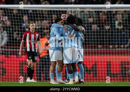 Ola Aina aus Nottingham Forest feiert sein Ziel, es 0-1 während des Premier League-Spiels Brentford gegen Nottingham Forest im Gtech Community Stadium, London, Großbritannien, 21. Dezember 2024 (Foto: Gareth Evans/News Images) Stockfoto