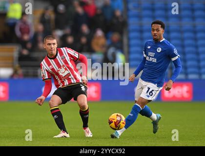 Birmingham, Großbritannien. Dezember 2024. Alfie Gilchrist von Sheffield United und Chris Willock von Cardiff City während des Premier League Spiels im Villa Park, Birmingham. Der Bildnachweis sollte lauten: Andrew Yates/Sportimage Credit: Sportimage Ltd/Alamy Live News Stockfoto