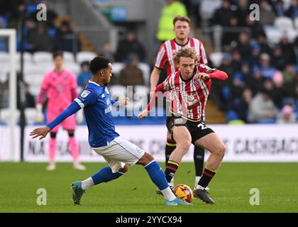 Birmingham, Großbritannien. Dezember 2024. Chris Willock von Cardiff City streitet mit Tom Davies von Sheffield United während des Premier League-Spiels in Villa Park, Birmingham. Der Bildnachweis sollte lauten: Andrew Yates/Sportimage Credit: Sportimage Ltd/Alamy Live News Stockfoto