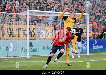 Unterhaching, Deutschland. Dezember 2024. Im Duell Sebastian MAIER (SpVgg Unterhaching 10) und Lukas BOEDER (Dynamo Dresden 29)/Zweikampf/3. Liga: SpVgg Unterhaching - Dynamo Dresden, Uhlsportpark am 21.12.2024 Credit: dpa/Alamy Live News Stockfoto