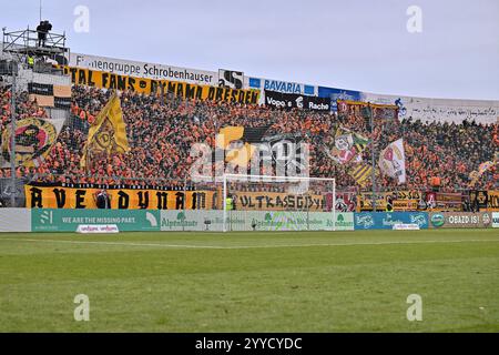 Unterhaching, Deutschland. Dezember 2024. Die Fans aus Dresden unterstuetzen ihr Team in Unterhaching/Ultras/3. Liga: SpVgg Unterhaching - Dynamo Dresden, Uhlsportpark am 21.12.2024 Credit: dpa/Alamy Live News Stockfoto