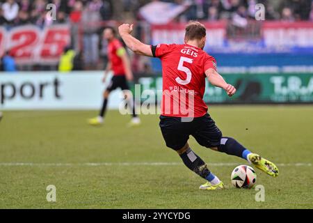 Unterhaching, Deutschland. Dezember 2024. Beim Freistoss Johannes GEIS (SpVgg Unterhaching 5)/Freisteller/Einzetoto/3. Liga: SpVgg Unterhaching - Dynamo Dresden, Uhlsportpark am 21.12.2024 Credit: dpa/Alamy Live News Stockfoto