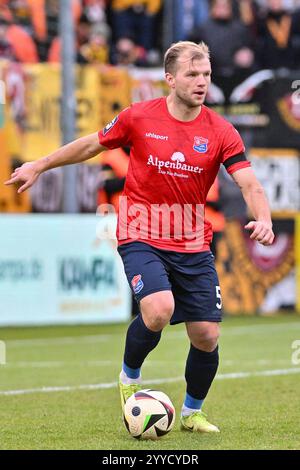 Unterhaching, Deutschland. Dezember 2024. Am Ball Johannes GEIS (SpVgg Unterhaching 5)/Freisteller/Einzelfoto/3. Liga: SpVgg Unterhaching - Dynamo Dresden, Uhlsportpark am 21.12.2024 Credit: dpa/Alamy Live News Stockfoto