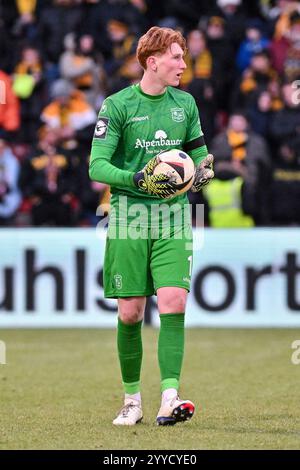 Unterhaching, Deutschland. Dezember 2024. Am Ball Konstantin HEIDE (UHG #1)/Freisteller/Einzelfoto/3. Liga: SpVgg Unterhaching - Dynamo Dresden, Uhlsportpark am 21.12.2024 Credit: dpa/Alamy Live News Stockfoto