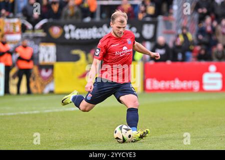 Unterhaching, Deutschland. Dezember 2024. Am Ball Johannes GEIS (SpVgg Unterhaching 5)/Freisteller/Einzelfoto/3. Liga: SpVgg Unterhaching - Dynamo Dresden, Uhlsportpark am 21.12.2024 Credit: dpa/Alamy Live News Stockfoto