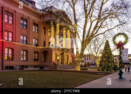 Weihnachtslichter umgeben das Williamson County Courthouse im Stadtzentrum von Georgetown in Texas Stockfoto