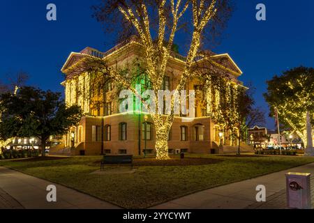 Weihnachtslichter umgeben das Williamson County Courthouse im Stadtzentrum von Georgetown in Texas Stockfoto