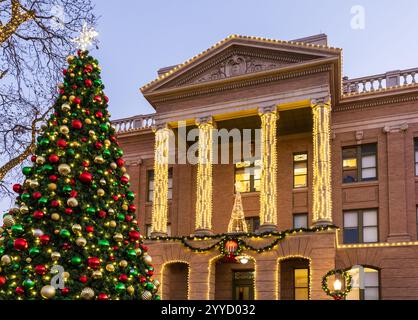 Weihnachtslichter umgeben das Williamson County Courthouse im Stadtzentrum von Georgetown in Texas Stockfoto