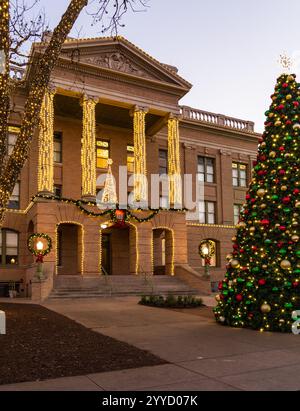 Weihnachtslichter umgeben das Williamson County Courthouse im Stadtzentrum von Georgetown in Texas Stockfoto