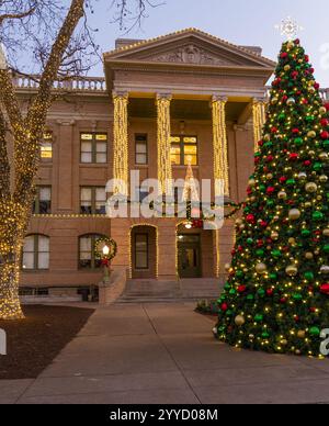 Weihnachtslichter umgeben das Williamson County Courthouse im Stadtzentrum von Georgetown in Texas Stockfoto