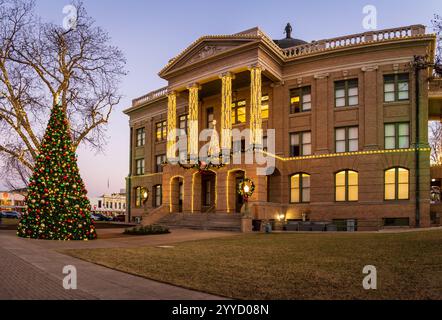 Weihnachtslichter umgeben das Williamson County Courthouse im Stadtzentrum von Georgetown in Texas Stockfoto