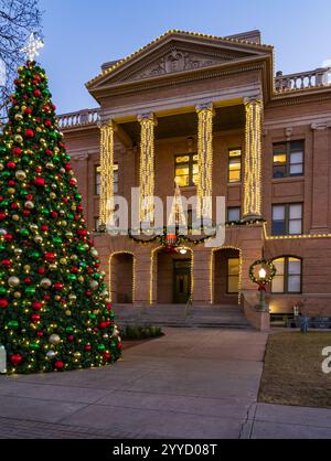 Weihnachtslichter umgeben das Williamson County Courthouse im Stadtzentrum von Georgetown in Texas Stockfoto