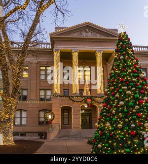 Weihnachtslichter umgeben das Williamson County Courthouse im Stadtzentrum von Georgetown in Texas Stockfoto