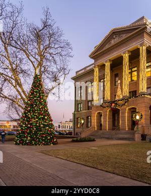 Weihnachtslichter umgeben das Williamson County Courthouse im Stadtzentrum von Georgetown in Texas Stockfoto