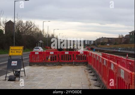 Temporäres Bushalteschild mit Barrieren um das Hotel herum an der Northern Approach Road in Colchester, Essex. Stockfoto