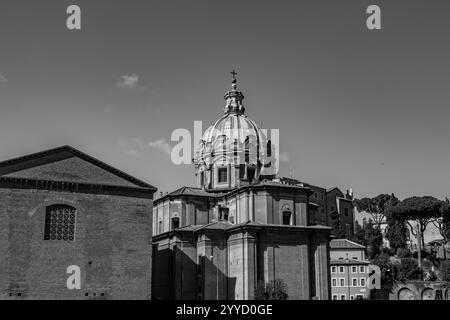 Das historische Freilichtmuseum Forum Romanum, Blick vom Kapitolium in Rom, Italien. Kirche Santi Martina e Luca Stockfoto